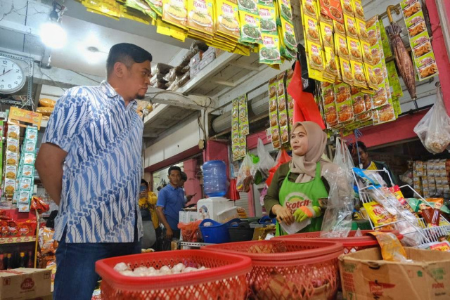 Bupati Gowa, Adnan Purichta Ichsan didampingi Sekda Gowa, Kamsina dan pejabat Forkopimda Gowa turun langsung mengecek sejumlah pasar tradisional antara lain Pasar Minasa Maupa dan Pasar Sentral Sungguminasa, Kabupaten Gowa, Rabu (22/03/2023).