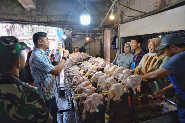 Bupati Gowa, Adnan Purichta Ichsan didampingi Sekda Gowa, Kamsina dan pejabat Forkopimda Gowa turun langsung mengecek sejumlah pasar tradisional.