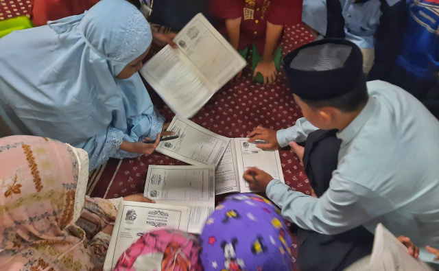 Sejumlah anak berburu tanda tangan usai salat tarwih di Masjid Nurul Falah, Kabupaten Takalar, Rabu (22/03/2023).