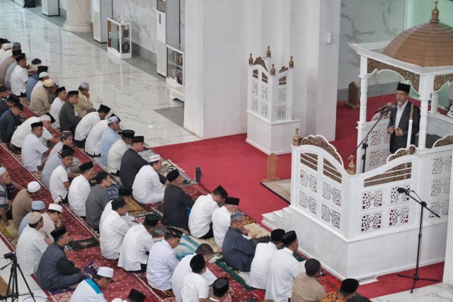 Ribuan warga Kabupaten Gowa memadati masjid Syekh Yusuf pada pelaksanaan malam pertama Tarawih Ramadhan 1444 Hijriah bersama masyarakat di Masjid Agung Syekh Yusuf, Kabupaten Gowa, Rabu (22/03/2023).  Pelaksanaam salat tarawih pertama dilaksanakan setelah sebelumnya, pemerintah menetapkan 1 Ramadan 1444 Hijriah jatuh pada Kamis, 23 Maret 2023. Ketetapan itu disampaikan setelah Kementerian Agama (Kemenag) menggelar sidang isbat. Hadir dalam kesempatan itu, Bupati Gowa Adnan Puricta Ichsan, Ketua MUI Gowa KH Abu Bakar Pata, Ketua KPU Gowa Muhtar Muis Wabup Gowa, Abd Rauf Malaganni, Ketua TP PKK Gowa, Priska Paramita Adnan, Wakil Ketua TP PKK Gowa, Mussadiyah Rauf, jajaran Forkopimda Gowa, dan pimpinan SKPD Lingkup Pemkab Gowa. (Foto: Sindo Makassar/Herni Amir)