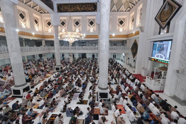 Ribuan warga Kabupaten Gowa memadati masjid Syekh Yusuf pada pelaksanaan malam pertama Tarawih Ramadhan 1444 Hijriah bersama masyarakat di Masjid Agung Syekh Yusuf, Kabupaten Gowa, Rabu (22/03/2023). 