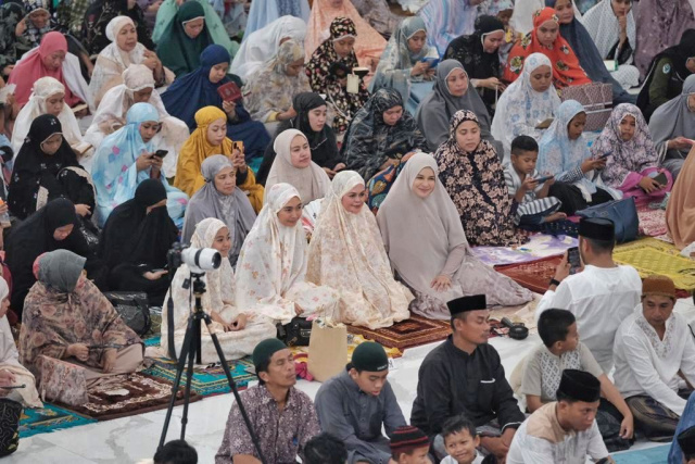 Ribuan warga Kabupaten Gowa memadati masjid Syekh Yusuf pada pelaksanaan malam pertama Tarawih Ramadhan 1444 Hijriah bersama masyarakat di Masjid Agung Syekh Yusuf, Kabupaten Gowa, Rabu (22/03/2023). 