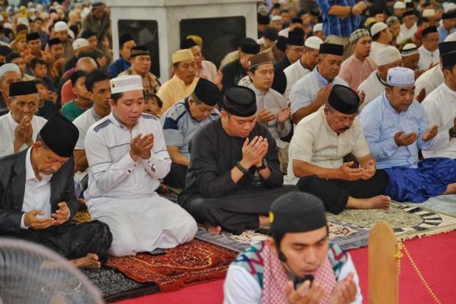 Hadir dalam kesempatan itu, Bupati Gowa Adnan Puricta Ichsan, Ketua MUI Gowa KH Abu Bakar Pata, Ketua KPU Gowa Muhtar Muis Wabup Gowa, Abd Rauf Malaganni, Ketua TP PKK Gowa, Priska Paramita Adnan, Wakil Ketua TP PKK Gowa, Mussadiyah Rauf, jajaran Forkopimda Gowa, dan pimpinan SKPD Lingkup Pemkab Gowa.