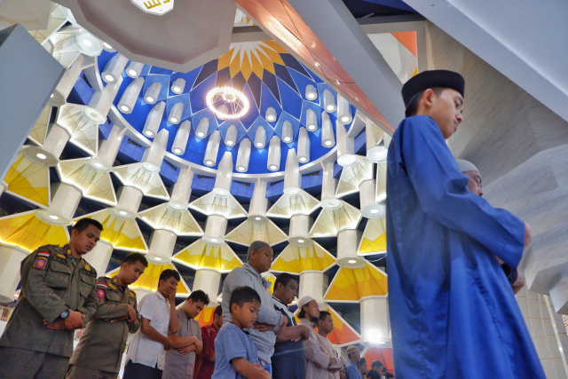 Umat Islam melaksanakan salat tarawih di Masjid 99 Kubah di Makassar, Sulawesi Selatan, Kamis (23/3/2023).
