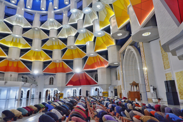 Umat Islam melaksanakan salat tarawih di Masjid 99 Kubah di Makassar, Sulawesi Selatan, Kamis (23/3/2023).