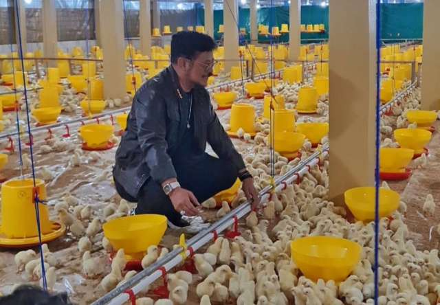 Menteri Pertanian RI, Syahrul Yasin Limpo meresmikan beroperasinya pemanfaatan Kandang Ayam Close House Mappaselling Farm, Kabuoaten Gowa, Rabu (22/03/2023).