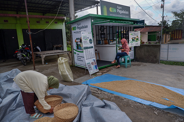 Nasabah mencari informasi di Agen Pegadaian di Kabupaten Takalar, Sulawesi Selatan, (22/03/2023). PT Pegadaian terus berupaya mengembangkan fitur layanan digital. Adapun pada tahun ini, Pegadaian memiliki fitur baru yang dinamakan Rencana Emas.