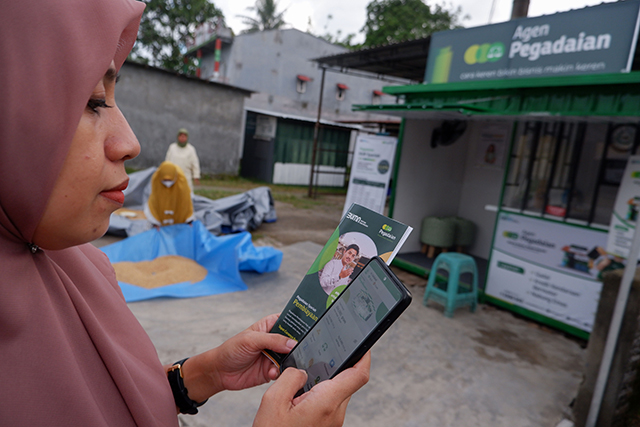 Nasabah mengakses aplikasi Pegadaian Digital lewat smartphone di Kabupaten Takalar, Sulawesi Selatan, (22/03/2023). PT Pegadaian terus berupaya mengembangkan fitur layanan digital. Adapun pada tahun ini, Pegadaian memiliki fitur baru yang dinamakan Rencana Emas.