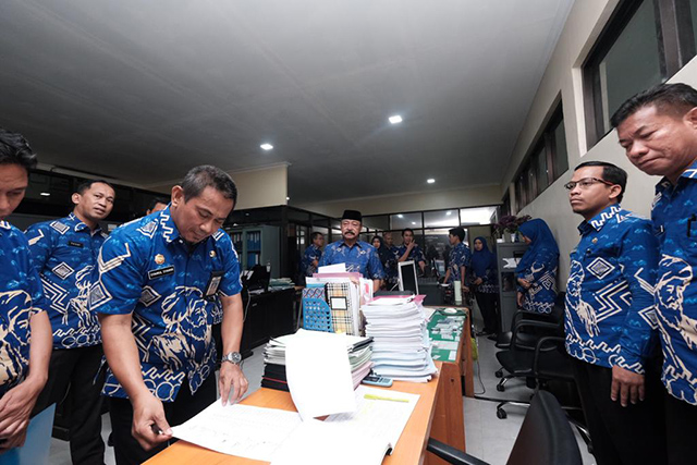 Wakil Bupati Gowa, Abd Rauf Malaganni melakukan inspeksi mendadak (Sidak) kehadiran Aparatur Sipil Negara (ASN) lingkup Pemerintah Kabupaten (Pemkab) Gowa di hari pertama kerja pada Bulan Suci Ramadan