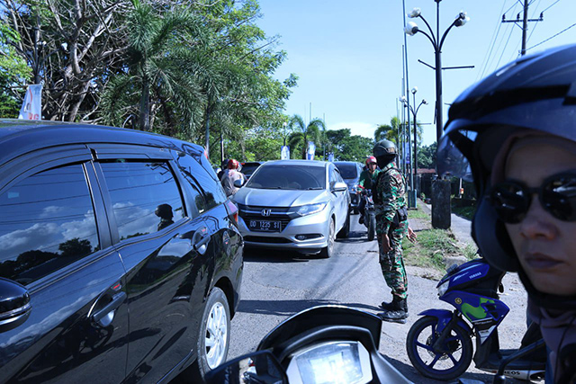 Kemacetan arus lalu lintas di Jembatan Barombong atau Jalan Metro Tanjung Bunga itu sudah setiap hari terjadi.