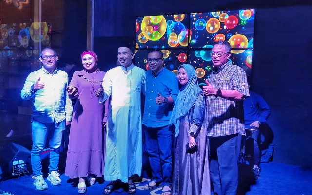 Tampak Dirut KORAN SINDO Makassar Munadhir Mubarak (ketiga kanan) dan Ketua DPRD Makassar Rudianto Lallo (ketiga kiri) bersama kerabat bersilaturahmi ditengah acara buka puasa bersama.