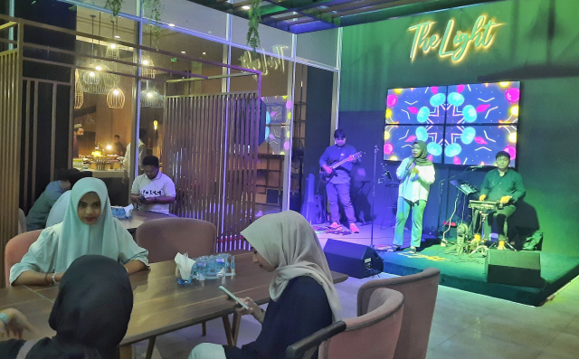 Suasana buka puasa di Outlet The Light Mercure Makassar Nexa Pettarani, Minggu (26/03/2023).