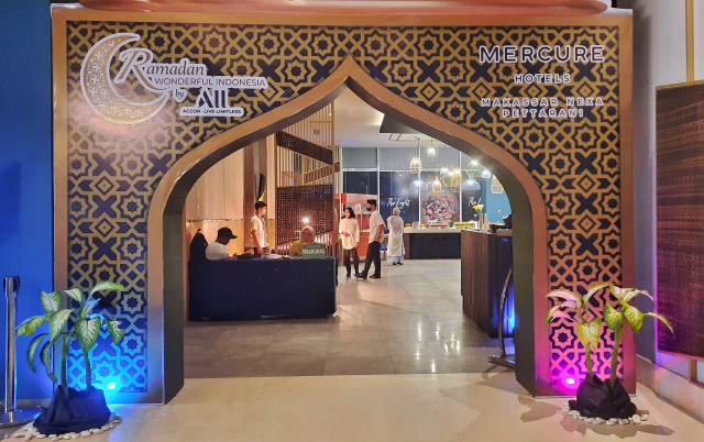 Suasana buka puasa di Outlet The Light Mercure Makassar Nexa Pettarani, Minggu (26/03/2023).