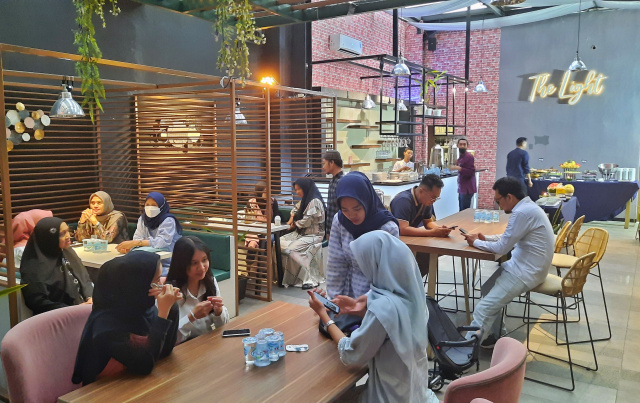 Suasana buka puasa di Outlet The Light Mercure Makassar Nexa Pettarani, Minggu (26/03/2023).