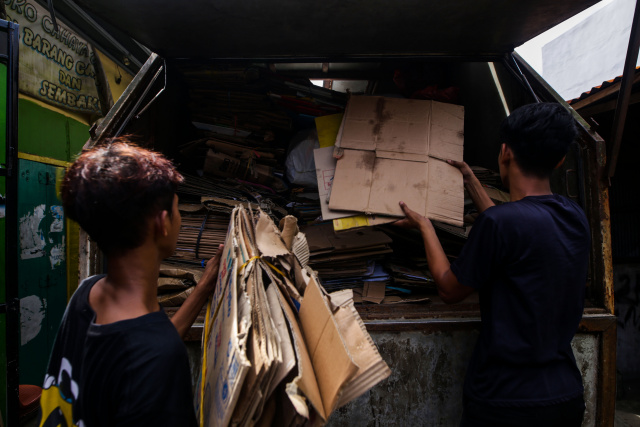 Suasana penimbangan sampah di Bank Sampah Mitra Pegadaian di Jalan Asoka, Makassar, Senin (27/3/2023).