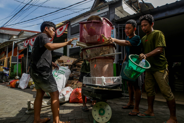 Suasana penimbangan sampah di Bank Sampah Mitra Pegadaian di Jalan Asoka, Makassar, Senin (27/3/2023).