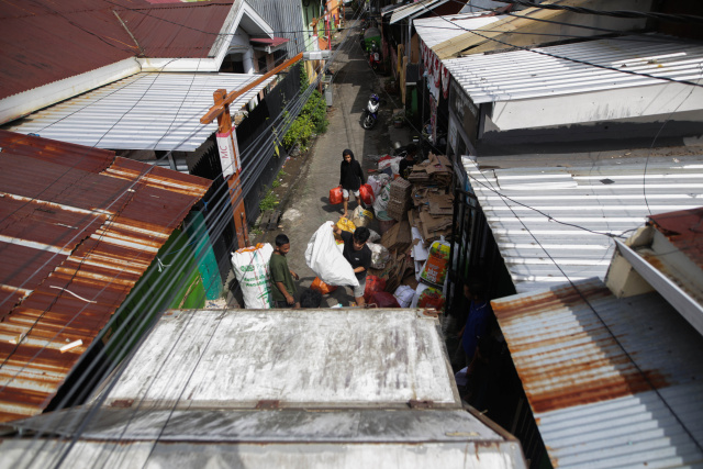 Suasana penimbangan sampah di Bank Sampah Mitra Pegadaian di Jalan Asoka, Makassar, Senin (27/3/2023).