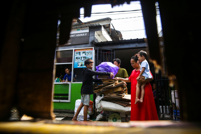 Suasana penimbangan sampah di Bank Sampah Mitra Pegadaian di Jalan Asoka, Makassar, Senin (27/3/2023).