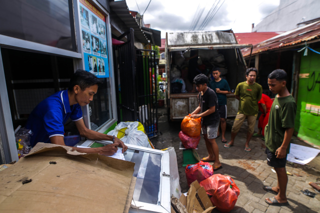 Suasana penimbangan sampah di Bank Sampah Mitra Pegadaian di Jalan Asoka, Makassar, Senin (27/3/2023).