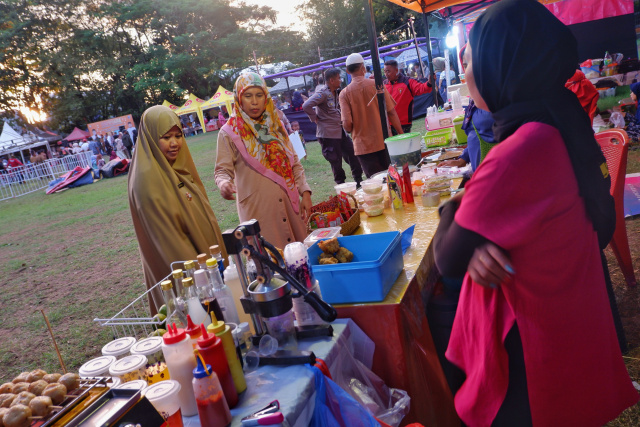 Lurah Manggala Arwina Aminuddin (kiri) bersama warga meninjau kuliner festival di Gammara (Gema Manggala Market Ramadhan).
