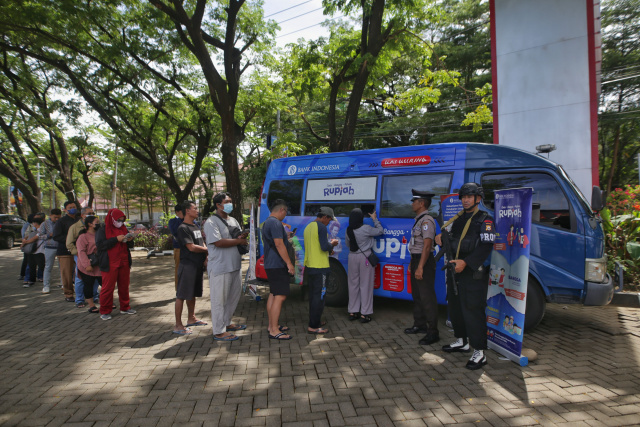 Sejumlah warga antri untuk menukarkan uang pecahan kecil di Anjungan Pantai Losari, Makassar, Senin (27/03/2023). 