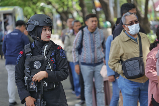 Sejumlah warga antri untuk menukarkan uang pecahan kecil di Anjungan Pantai Losari, Makassar, Senin (27/03/2023). 