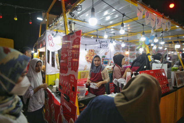 Sejumlah pengunjung berburu takjil di Pasar Ramadhan bertema #SerunyaSilaturahmi di Plaza Mall Ratu Indah, Makassar.