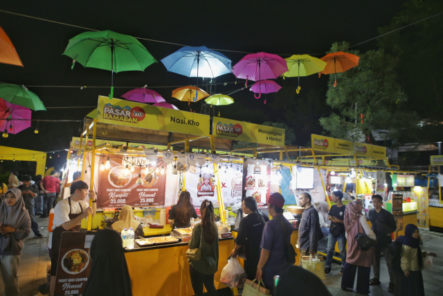 Sejumlah pengunjung berburu takjil di Pasar Ramadhan bertema #SerunyaSilaturahmi di Plaza Mall Ratu Indah, Makassar.