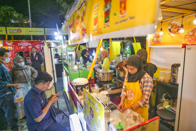 Sejumlah pengunjung berburu takjil di Pasar Ramadhan bertema #SerunyaSilaturahmi di Plaza Mall Ratu Indah, Makassar.