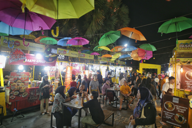 Sejumlah pengunjung berburu takjil di Pasar Ramadhan bertema #SerunyaSilaturahmi di Plaza Mall Ratu Indah, Makassar.