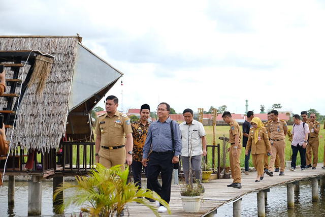 Penilai Independen PPD 2023, Mudrajad Kuncoro melakukan verifikasi lapangan didampingi Bupati Gowa Adnan Purichta Ichsan di Kampung Rewako.