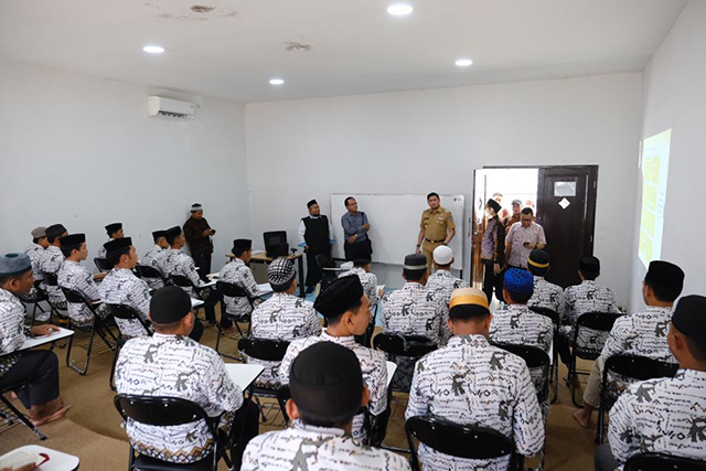 Penilai Independen PPD 2023, Mudrajad Kuncoro melakukan verifikasi lapangan didampingi Bupati Gowa Adnan Purichta Ichsan di Lembaga Pendidikan Mahasantri, Kabupaten Gowa.