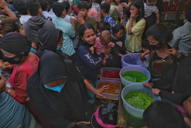 Warga berdesak-desakan menanti kedatangan Presiden Joko Widodo di Pasar Terong, Makassar, Sulawesi Selatan, Rabu (29/3/2023).