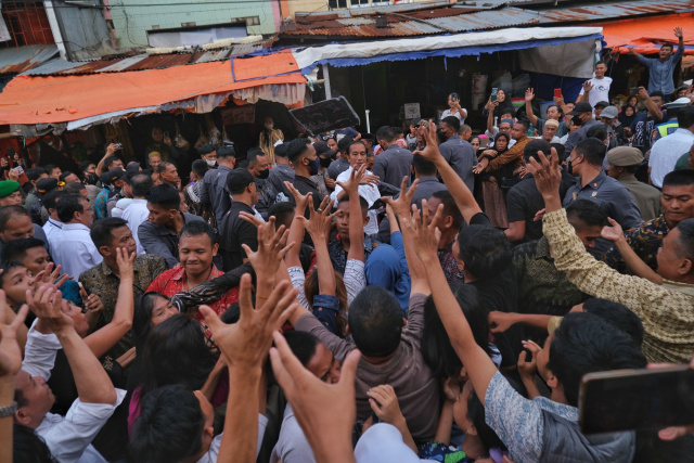 Presiden Joko Widodo disambut warga di Pasar Terong, Makassar, Sulawesi Selatan, Rabu (29/3/2023).