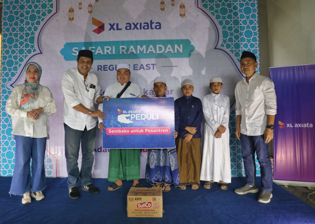 Group Head XL Axiata East Region, Dodik Ariyanto (kanan) dan Chief Corporate Affair XL Axiata, Marwan O. Baasir (kedua kiri) menginformasikan kondisi Jaringan XL Axiata menjelang Lebaran di Makassar.