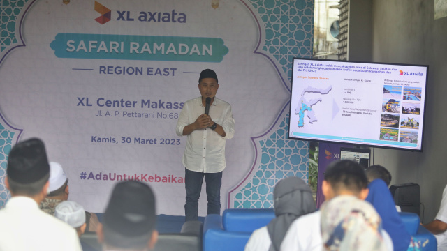 Group Head XL Axiata East Region, Dodik Ariyanto memberikan sambutan dalam acara Safari Ramadan di Makassar.