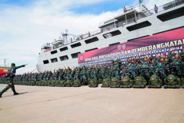 Kehadiran TNI di medan operasi adalah untuk mendukung percepatan pembangunan di Papua serta untuk menjaga keamanan masyarakat.