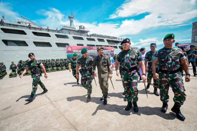 Panglima TNI Laksamana TNI H. Yudo Margono, S.E., M.M., C.S.F.A., didampingi Pangdam XIV/Hasanuddin Mayjen TNI Totok Imam Santoso, S.I.P., S.Sos., M.Tr. (Han)., Pangdam VI/Mulawarman Mayjen TNI Tri Budi Utomo melepas keberangkatan Satuan Tugas (Satgas) Pengamanan Perbatasan (Pamtas) RI-PNG Yonif 721/Makassau dan Yonif 623/Bhakti Wira Utama, ke wilayah Provinsi Papua dan Papua Barat, bertempat di Pelabuhan Soekarno–Hatta Makassar. Jumat, (31/03/2023).