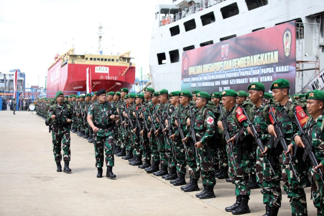 Panglima TNI Lepas Keberangkatan Yonif 721/Makassau dan Yonif 623/Bhakti Wira Utama ke Papua