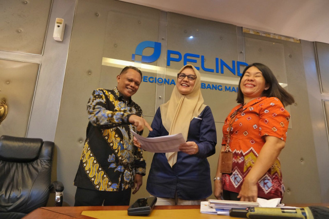Regional Head 4 Pelindo Enriany Muis (tengah), bersama Division Head Yusida M. Palesang (kanan), dan General Manager Pelindo Regional 4 Makassar Suhadi Hamid berbincang usai memberikan keterangan terkait arus kapal angkutan mudik lebaran di Makassar, Sulawesi Selatan, Jumat (31/3/2023).