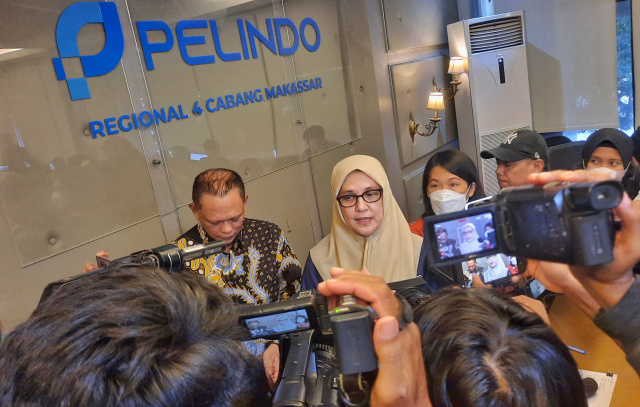 Regional Head 4 Pelindo Enriany Muis (tengah), bersama Division Head Yusida M. Palesang (kanan), dan General Manager Pelindo Regional 4 Makassar Suhadi Hamid memberikan keterangan terkait arus kapal angkutan mudik lebaran di Makassar, Sulawesi Selatan, Jumat (31/3/2023).