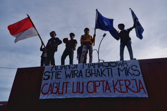 Mahasiswa menggelar aksi unjuk rasa  menolak pengesahan Peraturan Pemerintah Pengganti Undang-undang (Perpu) Cipta Kerja di depan Gedung DPRD Sulsel, Jalan Urip Sumoharjo, Makassar, Senin (3/4/2023).