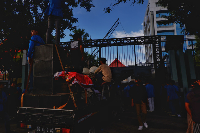 Ratusan mahasiswa menggelar aksi unjuk rasa  menolak pengesahan Peraturan Pemerintah Pengganti Undang-undang (Perpu) Cipta Kerja di depan Gedung DPRD Sulsel, Jalan Urip Sumoharjo, Makassar, Senin (3/4/2023).