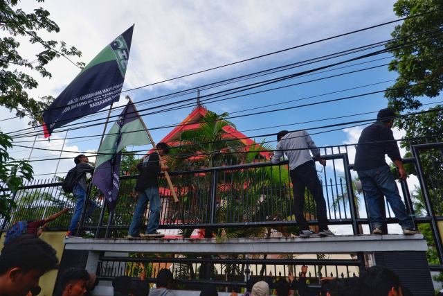 Ratusan mahasiswa menggelar aksi unjuk rasa  menolak pengesahan Peraturan Pemerintah Pengganti Undang-undang (Perpu) Cipta Kerja di depan Gedung DPRD Sulsel, Jalan Urip Sumoharjo, Makassar, Senin (3/4/2023).