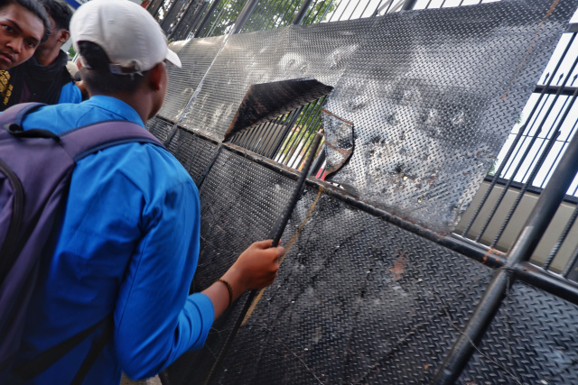 Mahasiswa menggelar aksi unjuk rasa  menolak pengesahan Peraturan Pemerintah Pengganti Undang-undang (Perpu) Cipta Kerja di depan Gedung DPRD Sulsel, Jalan Urip Sumoharjo, Makassar, Senin (3/4/2023).