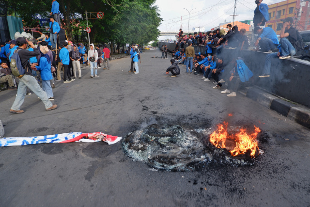 Ratusan mahasiswa menggelar aksi unjuk rasa  menolak pengesahan Peraturan Pemerintah Pengganti Undang-undang (Perpu) Cipta Kerja di depan Gedung DPRD Sulsel, Jalan Urip Sumoharjo, Makassar, Senin (3/4/2023).