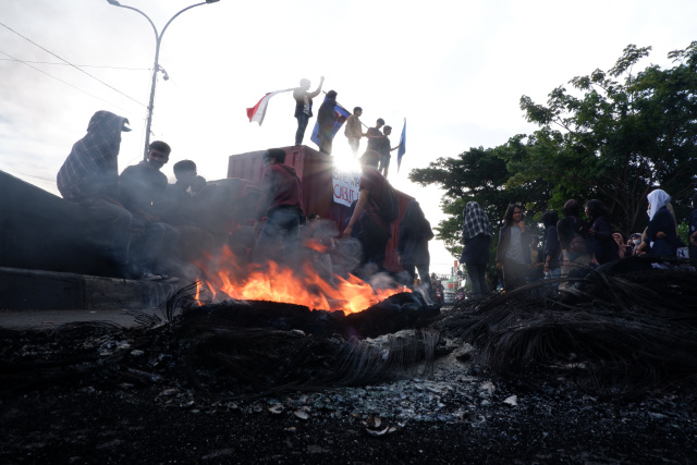 Mahasiswa Geruduk Gedung DPRD Sulsel Demo Tolak Perppu Ciptaker