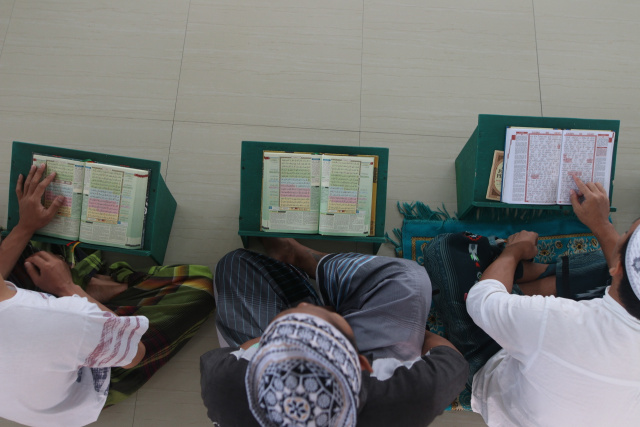 Warga binaan tadarus Alquran di Rumah Tahanan Negara (Rutan) KLAS I Makassar, Selasa (4/4/2023).
