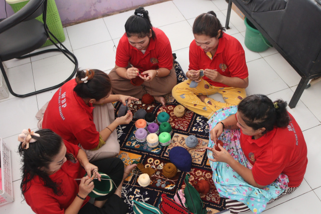 Warga binaan membuat kerajinan tangan di Rumah Tahanan Negara (Rutan) KLAS I Makassar, Selasa (4/4/2023).