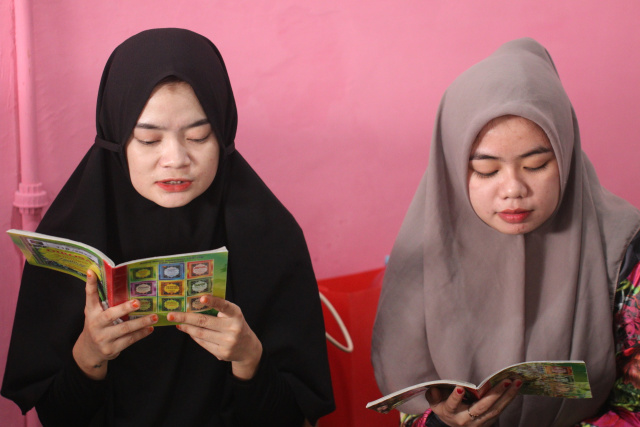 Warga binaan tadarus Alquran di Rumah Tahanan Negara (Rutan) KLAS I Makassar, Selasa (4/4/2023).